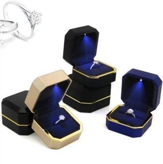 Κουτί δαχτυλιδιού με φως LED